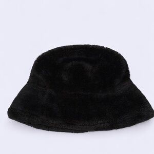 Black fluffy bucket hat